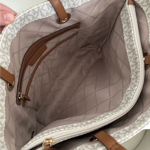 Michael Kors Jet Set Travel Medium East West Signature Monogram Tote - Picture 7 of 10